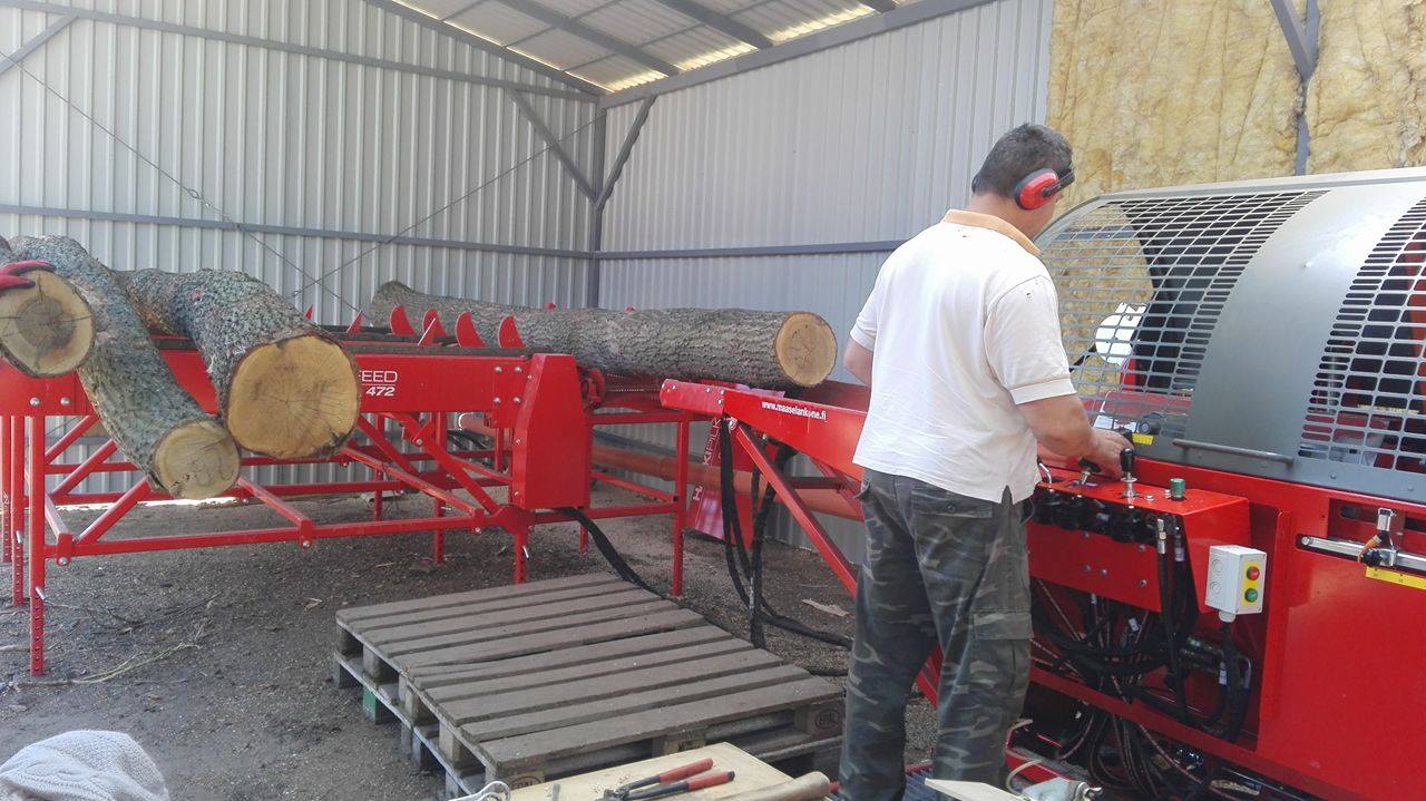 Professional-scale firewood operation with a powerful processor and a feeding table